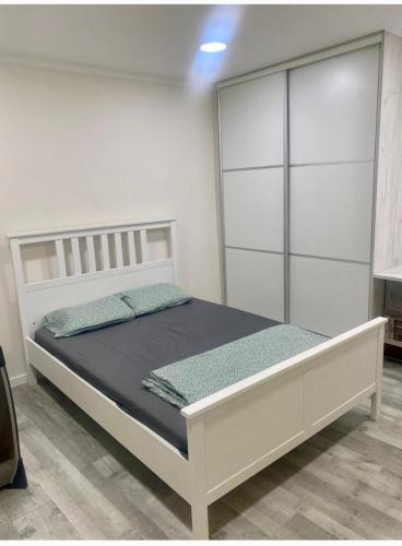 a bedroom with a white bed with a black mattress at Apartamento cerca del mar in Vinarós