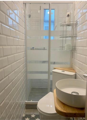 a bathroom with a toilet and a sink and a shower at Apartamento cerca del mar in Vinarós