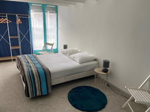 Ένα ή περισσότερα κρεβάτια σε δωμάτιο στο La Maison du Ruisseau