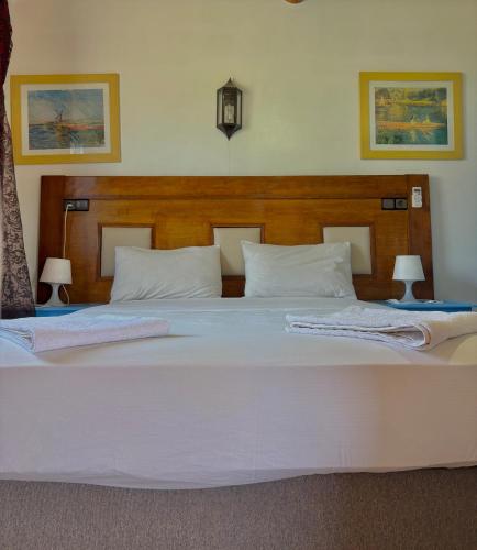 Hotel L'Arganier d'Ammelneにあるベッド