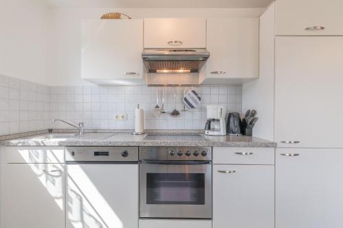 Kuchyň nebo kuchyňský kout v ubytování Ferienwohnung "Am Ostseeradweg"