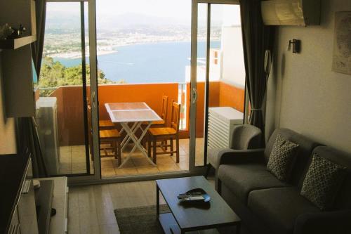 un salon avec un canapé et une table avec vue dans l'établissement Renovated apartment in quiet residence, à Théoule-sur-Mer