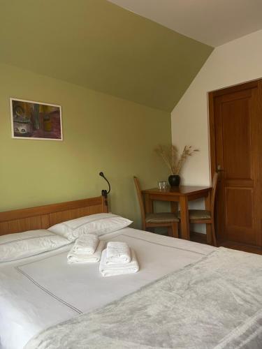 Postel nebo postele na pokoji v ubytování Sóbanya Panzió