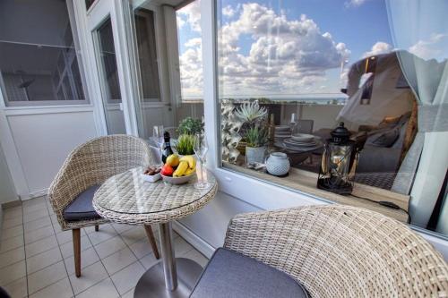a balcony with a table with a bowl of fruit on it at Ferienpark - Haus K, App 0K0801 in Heiligenhafen