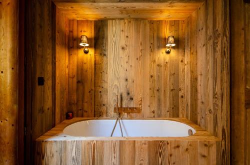 Ένα μπάνιο στο NEW Luxury Chalet Sapins - PRIVATE POOL- Mountains VIEW - Family & Comfort - SPECIAL LAUNCH OFFER