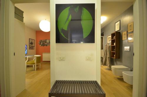 a hallway with a bench in the middle of a room at Kibilù - Assago in Assago