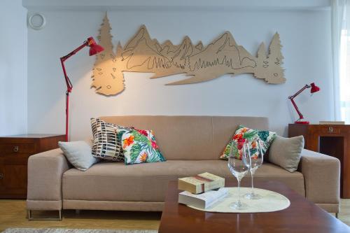 a living room with a couch and a table at ABA Apartamenty - Apartament Klasyczny centrum in Krynica Zdrój