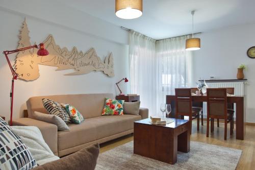 a living room with a couch and a table at ABA Apartamenty - Apartament Klasyczny centrum in Krynica Zdrój