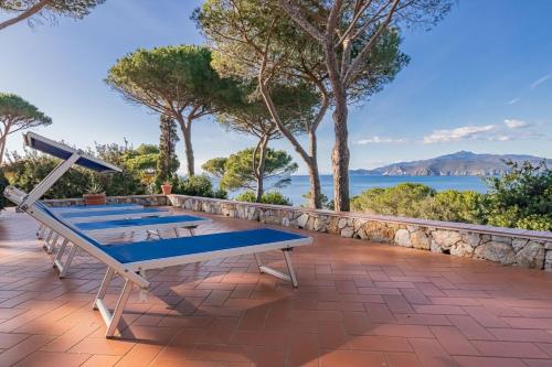 Casa MorconeにあるVilla Golfo Stellaの水辺を見下ろすパティオにある卓球台