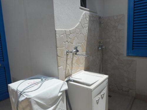 切薩雷奧港的住宿－Sule Mare Ientu，浴室配有卫生间、盥洗盆和淋浴。