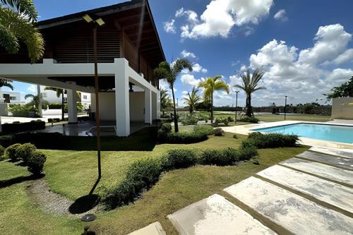 a house with a yard with a swimming pool at Tu escapada perfecta! 5 min en vehículo del centro de la ciudad in Punta Cana