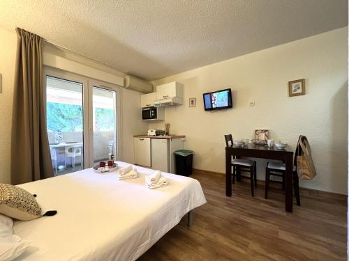 Photo de la galerie de l'établissement ST FLORENT Studio avec piscine FLO23, à Saint-Florent