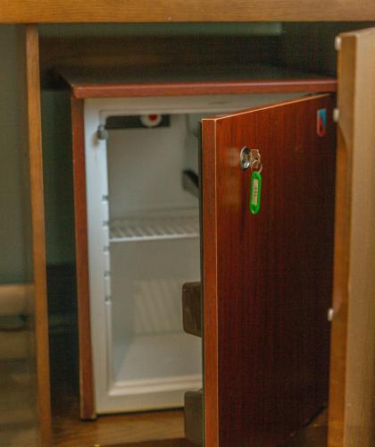 an empty refrigerator with its door open in a room at Fly House Faro in FAO