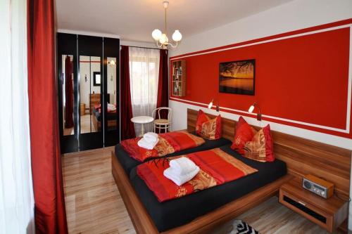 Un dormitorio con una cama grande con paredes rojas. en Angelika, en Bernau am Chiemsee