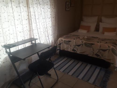 Katil atau katil-katil dalam bilik di C - Land guest house Meyerton
