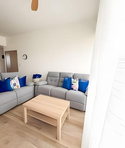 a living room with a couch and a coffee table at Alojamiento con playa artificial en el centro de la ciudad in Higuey