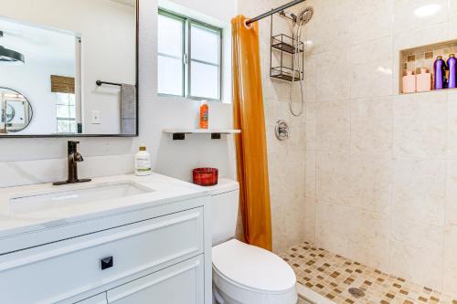 Bilik mandi di Riverfront Oasis with Private Deck in Los Fresnos!
