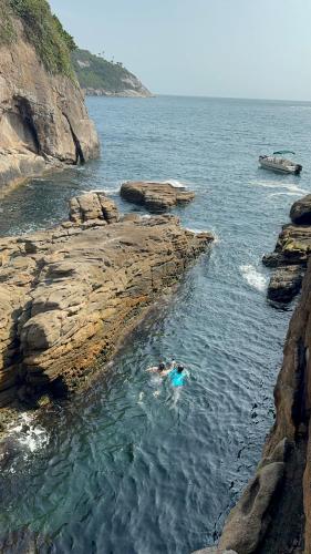 Naturlandskabet i nærheden af båden