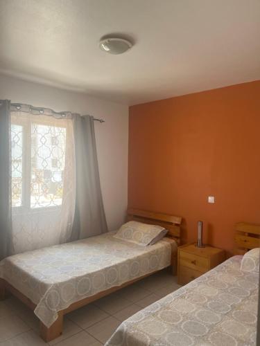 Un dormitorio con dos camas y una ventana. en Casa Vany, en Santa Maria