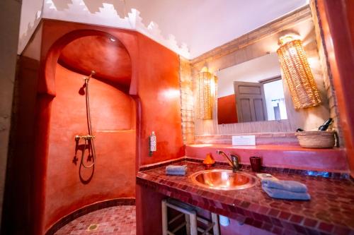 Ένα μπάνιο στο Riad Dar Massai
