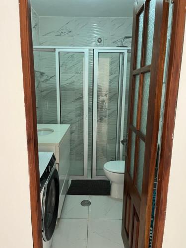 y baño con lavamanos y lavadora. en Casa Vany, en Santa Maria