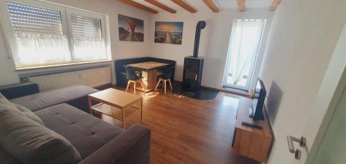 een woonkamer met een bank en een tafel bij FeWo Weishaupt in Tettnang