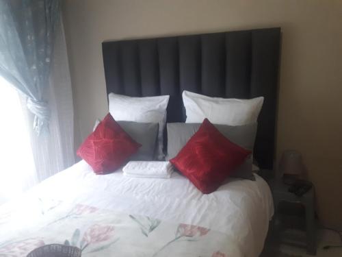 Katil atau katil-katil dalam bilik di C - Land guest house Meyerton