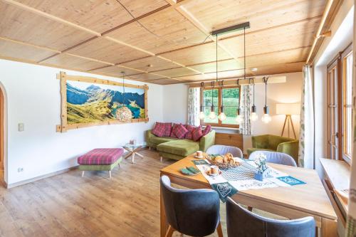 バート・ヒンデラングにあるLandhaus Schenk Hirschbachのダイニングルーム、木製の天井のリビングルーム