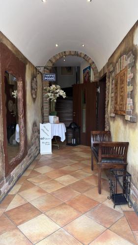 a room with a table and a bench in a room at Ferienwohnung 3 beim Restaurant Rhodos in Heide