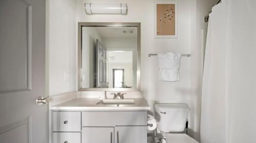 un bagno bianco con lavandino e WC di Landing at Preston at Hillwood - Murfreesboro a Murfreesboro