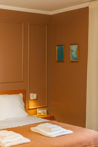 a bedroom with a bed with two towels on it at Fly House Faro in FAO