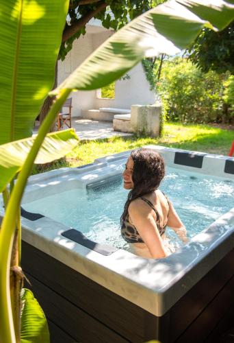Jacuzzi Artistic Villa in Nea Makri