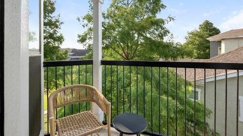 a chair on a balcony with a view of a yard at Landing at Residences at River Park West - Richmond in Richmond
