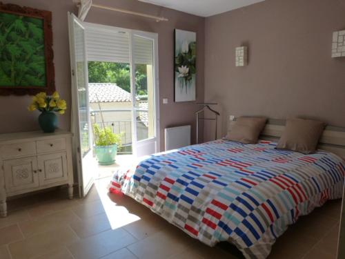 1 dormitorio con cama y ventana grande en Appartement Maison Croisette, en Sainte-Maxime