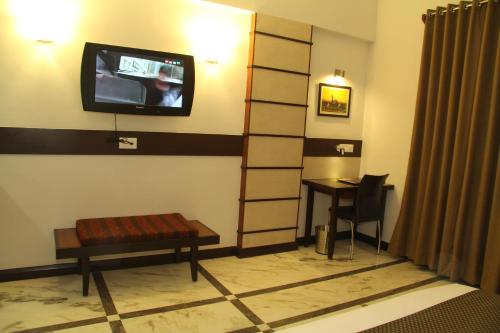 TV a/nebo společenská místnost v ubytování Amantra Comfort Hotel