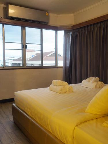Postel nebo postele na pokoji v ubytování Casa Nimmana King Bed 4Pax - Nimman