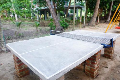 Taula de ping-pong a Neelima Resort o a prop