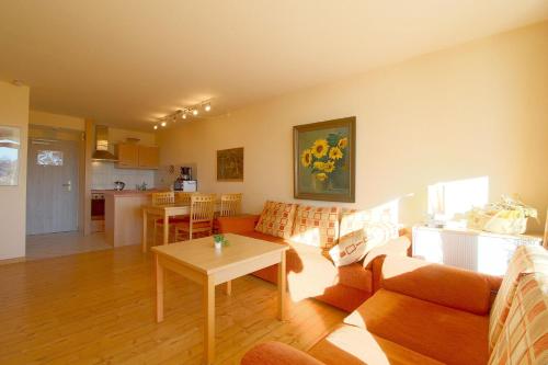 un soggiorno con un divano e un tavolo di Apartment 518 a Hohegeiss