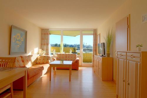 un soggiorno con un divano e un tavolo di Apartment 518 a Hohegeiss