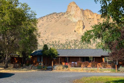 una casa con una montaña al fondo en Steps from Smith Rock in Prime Location, en Terrebonne
