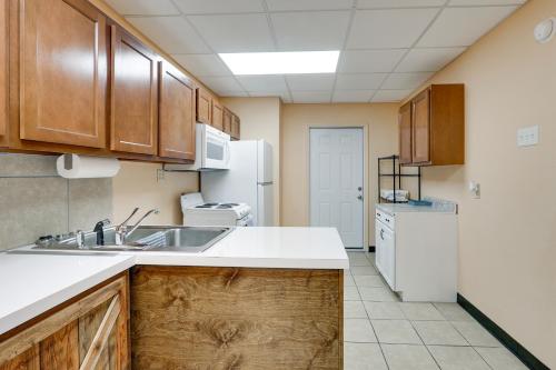 Afbeelding uit fotogalerij van Cozy Studio in Fredonia with Shared Outdoor Space! in Fredonia