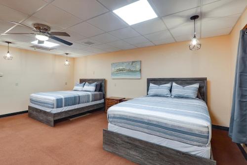 Un dormitorio con dos camas y un techo. en Cozy Studio in Fredonia with Shared Outdoor Space!, en Fredonia