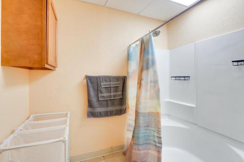- Baño con cortina de ducha y toalla en Cozy Studio in Fredonia with Shared Outdoor Space!, en Fredonia