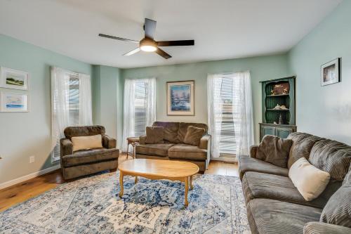 un soggiorno con due divani e un tavolino da caffè di Victorian Cottage a Chincoteague