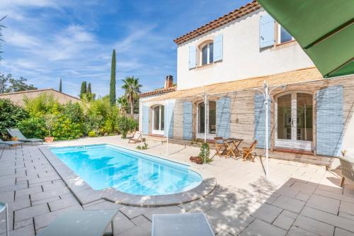 una villa con piscina frente a una casa en Villa Azul - Welkeys, en Bandol