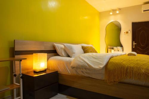 Una cama o camas en una habitación de Cozy 2 Bedroom with Private Cinema at Bodija, Ibadan