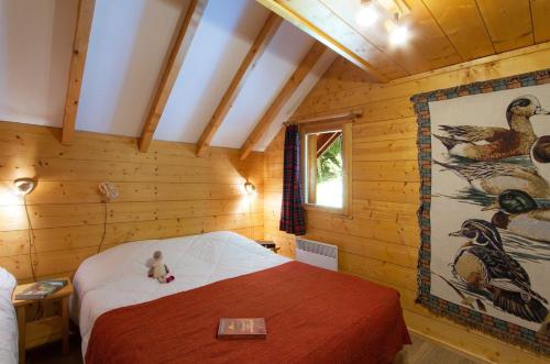 Un pat sau paturi într-o cameră la Chalet Meleze by Leavetown Vacations
