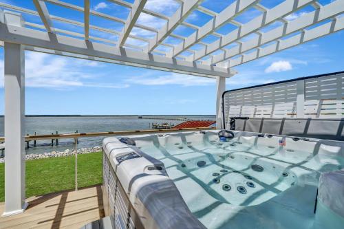 einen Whirlpool auf einer Terrasse mit Meerblick in der Unterkunft Shimmering Shores in Chincoteague