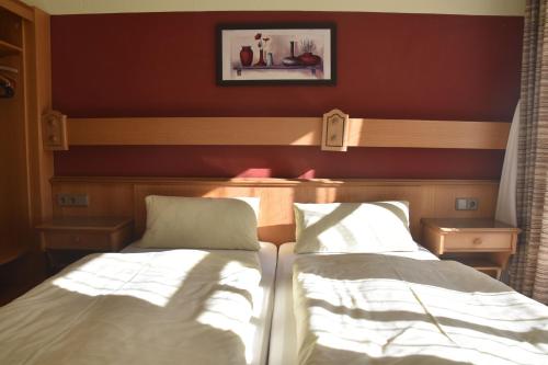 two beds sitting next to each other in a room at Scheffel - Gasthof in Gößweinstein