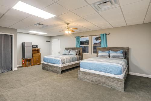 Un dormitorio con dos camas y un televisor. en Shared Outdoor Space Quaint Studio in Fredonia, en Fredonia